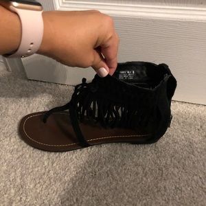 Minnetonka black fringe sandals size 8